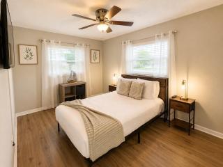 Pet-Friendly 3BR Fenced Yard Fire Pit - 2