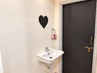 Love Theme 1BHK Cozy Stay in Madhapur HITEC - 9
