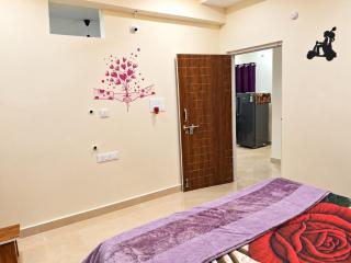 Love Theme 1BHK Cozy Stay in Madhapur HITEC - 8