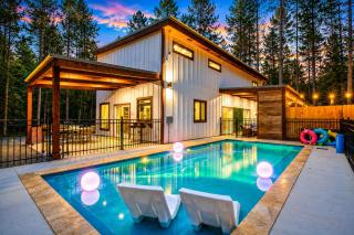 Aqua Pines Luxury Retreat - Pool, Sauna, Hot Tub, Fishing Pond and Theater - 0