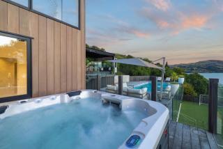 Hidden Paradise in ChCh -Pool, Spa & Harbour Views - 8