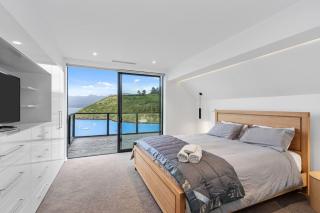 Hidden Paradise in ChCh -Pool, Spa & Harbour Views - 6