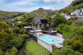 Hidden Paradise in ChCh -Pool, Spa & Harbour Views - 9
