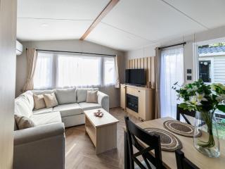 Mobile Home with Shared Pool - 8