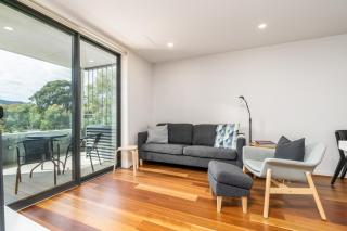 Beautiful Art Apartment near Tram and Shops - 3