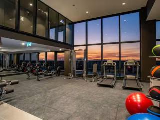 Skytower 72nd Floor 3BR with Parking, Pool and Gym - 5