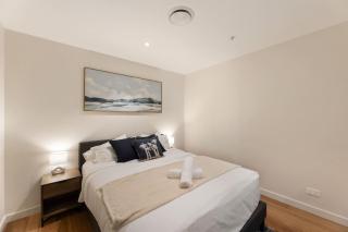 Skytower 72nd Floor 3BR with Parking, Pool and Gym - 1