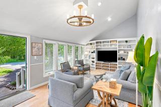 Elegant 4-bedroom retreat 10 minutes from Newport with game room, patio, fire pit - 1