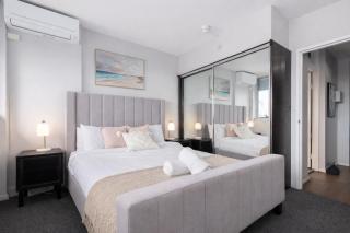 The Ridge Stylish 2BR Cityside Apartment with Pool, Gym and Parking - Brisbane - 1
