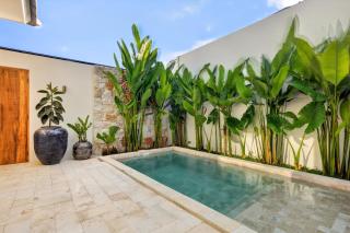 Stylish 2BR Villa with Private Pool in Kedungu - 1