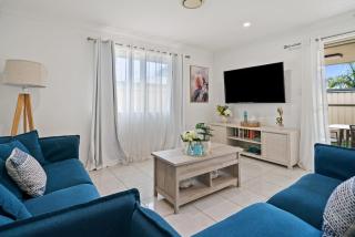 Gorgeous villa 5min walk to beach KING BED - 9