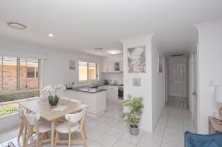 Gorgeous villa 5min walk to beach KING BED - 4