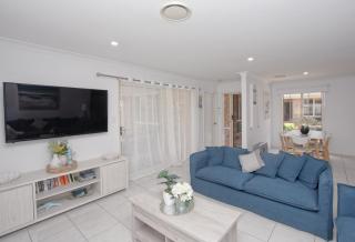 Gorgeous villa 5min walk to beach KING BED - 3