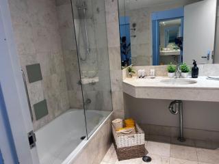 Stay in the heart of Surfers - 5