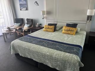 Stay in the heart of Surfers - 1