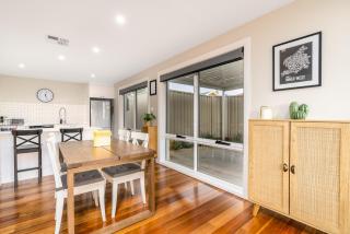 Comfy and Modern House with Outdoor Dining and WiFi - 7