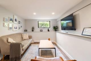 2-Bedroom Private Suite, Free Parking, Near Main St & Downtown - 9