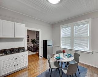 Cozy 1 Bed Historic Elmwood Park-Centennial House - 9