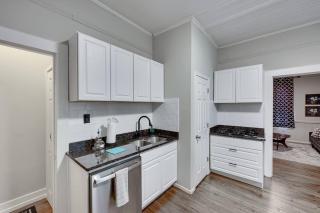 Cozy 1 Bed Historic Elmwood Park-Centennial House - 8
