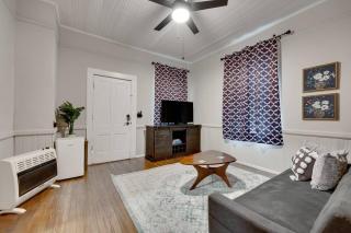 Cozy 1 Bed Historic Elmwood Park-Centennial House - 7