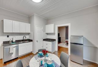 Cozy 1 Bed Historic Elmwood Park-Centennial House - 5