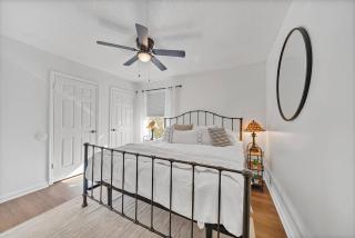 Chic & Modern 2BD Near CAE - 9