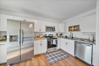 Chic & Modern 2BD Near CAE - 4