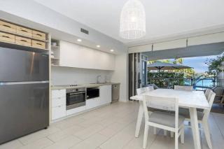 Beachfront - Nelly Bay Apartment - 8