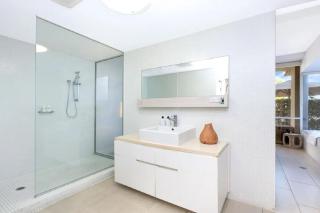 Beachfront - Nelly Bay Apartment - 6