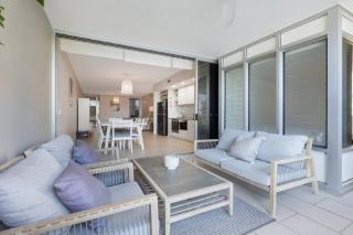 Beachfront - Nelly Bay Apartment - 1