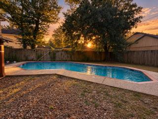 Houston Oasis Pool, Gameroom, & Near IAH Airport - 8