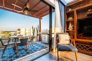Stunning Penthouse w/Car. Walk to beach - 2