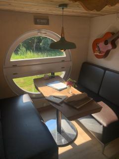 Zirkuswagen auf Rädern, Tinyhouse, Tinyhaus, auf grüner Wiese, ländlich, nahe Hamburg, Natur - 8