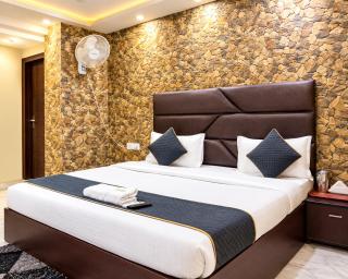Revking--Hotel Janta Deluxe -2 Min Walk From karkardooma court metro station & Anand Vihar Railway Station - 7
