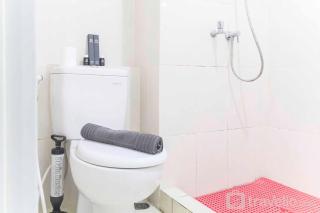 Comfortable Studio at Springlake Summarecon Apartment near Mall By Travelio - 3