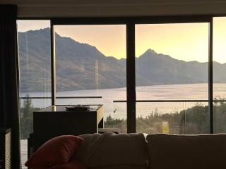 1Queenstown - Stunning Lake and Mountain Views - 0