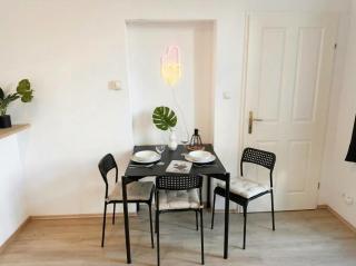 2 Room Spacious & Modern Industrial Loft at Westbahnhof - next to Metro - Smart Beamer, Netflix & Long Stay friendly - 8