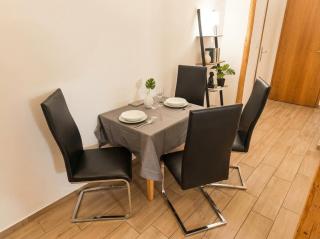 Cozy & Spacious Brick Basement Cityloft - 3 Beds for 4 Persons, Smart Projector - Central Location - 20 min to City Center - 5