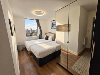 Sidemersey Livings - 2 Bedroom Central Skyline Apartment with views and parking - 5