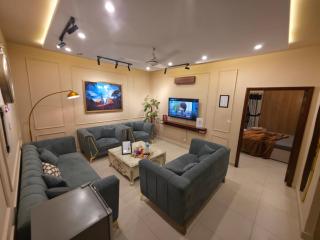 Cozy Sukoon 1BHK in Bahria Town Phase 7, Dedicated Workplace & Netflix - 9