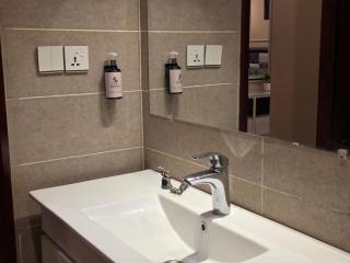 Cozy Sukoon 1BHK in Bahria Town Phase 7, Dedicated Workplace & Netflix - 1