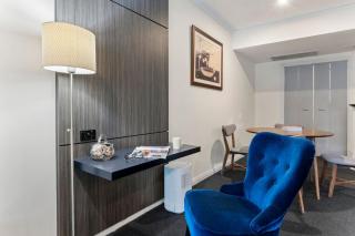 Modern Nomads Fine City-bound Living with King Bed & Balcony - 4