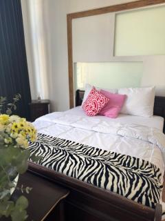 Urban Oasis - BIG stylish Apartment - 3