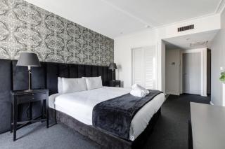 Modern Nomads Classic Styled King Studio with Indoor Pool - Melbourne - 8