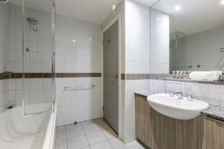 Modern Nomads Classic Styled King Studio with Indoor Pool - Melbourne - 3