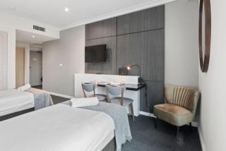 Modern Nomads Metro Urban Studio with City View and Indoor Pool - 4