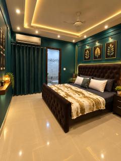 Luxury 2-Bed Apartment with Balcony View, Netflix, AC, WiFi In E11 Islamabad - 6