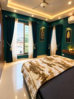 Luxury 2-Bed Apartment with Balcony View, Netflix, AC, WiFi In E11 Islamabad - 4