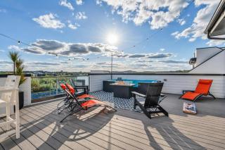 New How We Roll Rooftop - Hot Tub with Views - 13 Beds - 4
