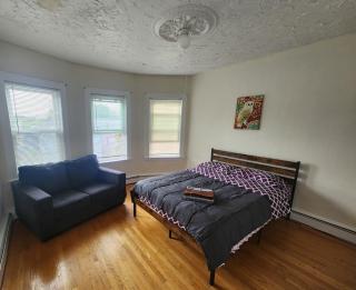 Bright & Spacious 2BR Apartment in Brighton - 0
